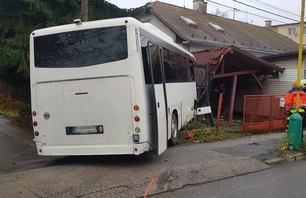 FOTO: V Celulózke havaroval autobus s 28 cestujúcimi, tí smerovali do práce v automobilke