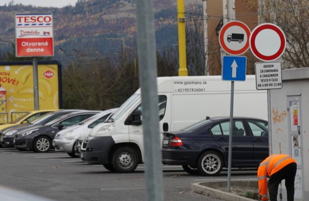 AKTUÁLNE: Pri predajni Tesco na Hájiku osádzajú zákazové značky, dlhodobé parkovanie už nebude možné