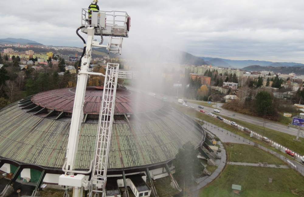 Na dnešnom taktickom cvičení hasiči riešili simulovaný požiar 10. poschodia v Dome techniky v Žiline