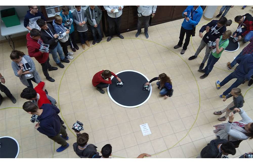 V priestoroch Žilinskej univerzity súťažili roboty kategórie SUMO v rámci robotickej súťaže RoboRAVE
