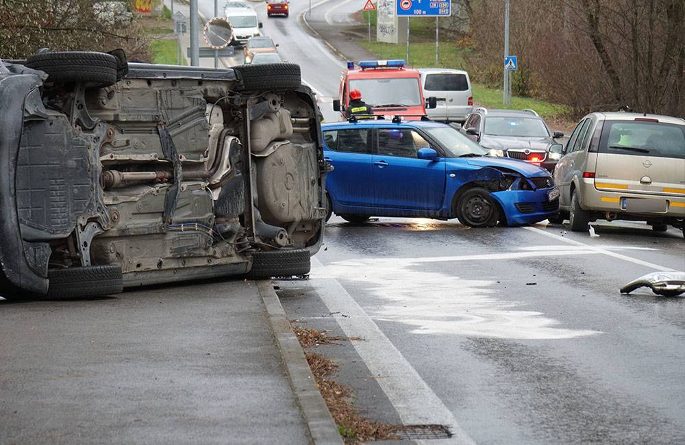 Nehodu na Rosinskej ceste mala zapríčiniť vodička idúca do zákazu, v aute viezla aj ročné dieťa