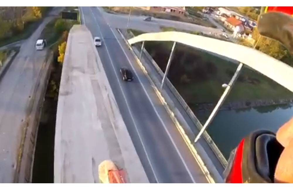 VIDEO: Motorkár prešiel po konštrukcii oblúkového mosta v Bytči, riskantnú jazdu si nahral