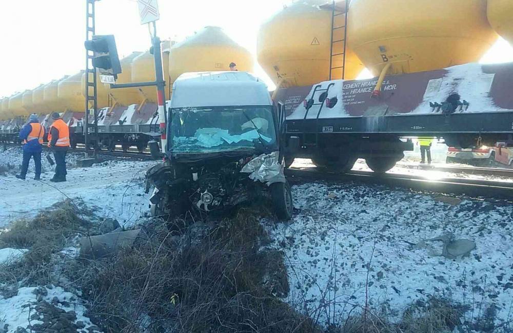 V Liptovskom Mikuláši sa zrazil vlak s dodávkou, vodič sa pri nehode zranil