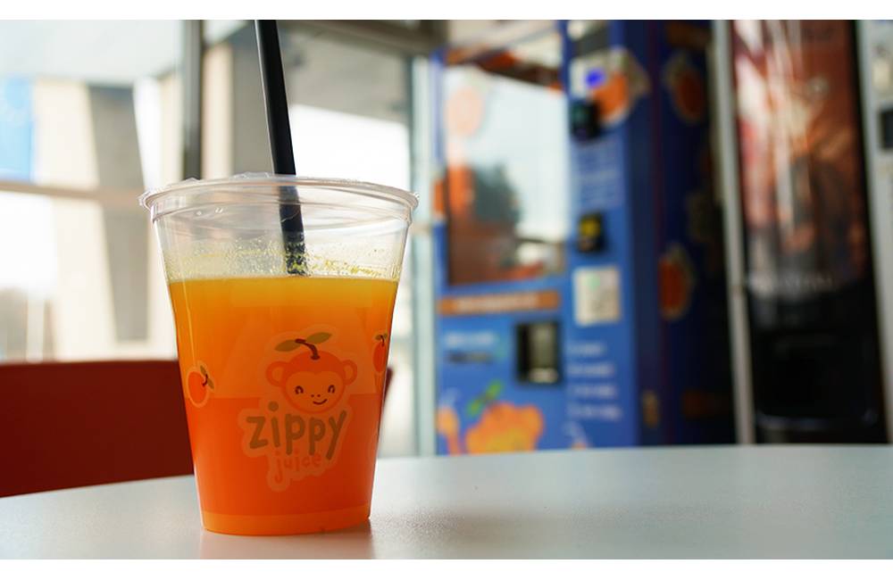 V Žiline pribudli tri inteligentné automaty na čerstvú pomarančovú šťavu Zippy Juice