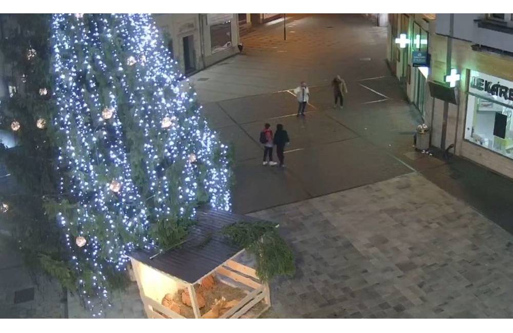 VIDEO: Vandali zničili v Ružomberku osvetlenie vianočného stromčeka, vyčíňanie si nahrávali na mobil