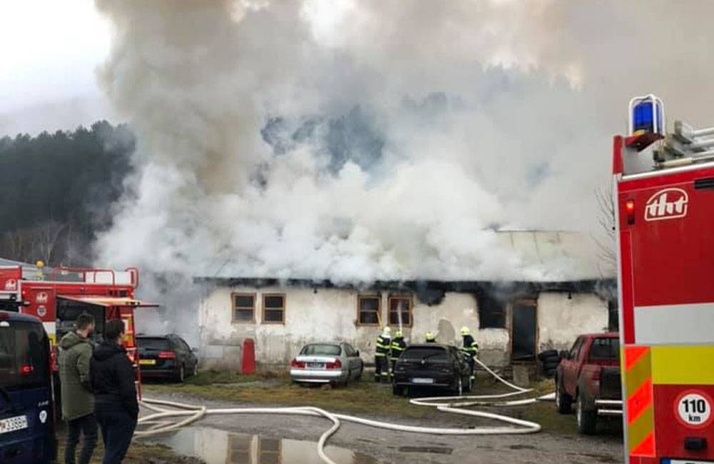 FOTO: V obci Stráža horí budova autoservisu, zasahujú profesionálni aj dobrovoľní hasiči