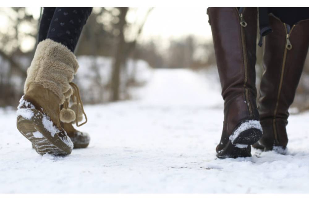 Pre nízke teploty vzniká v Žiline na chodníkoch námraza, správnou chôdzou znížite riziko pádu