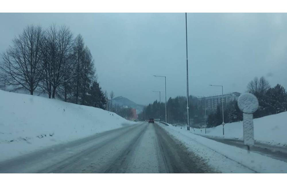 AKTUÁLNE: Polícia vyzýva vodičov v Žilinskom kraji k opatrnosti, cesty sú pokryté snehom