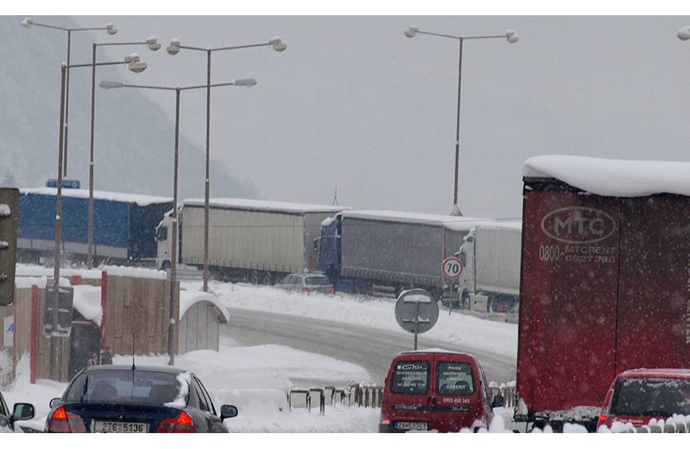 AKTUÁLNE: Kamióny zablokovali hraničný priechod Trstená - Chyžné, na mieste sa nachádza polícia