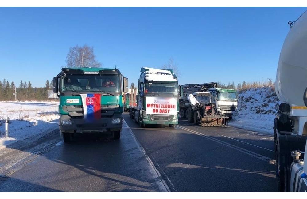 AKTUÁLNE: Kamionisti stále blokujú hraničný priechod na Orave, zajtra chystajú štrajk v Ružomberku