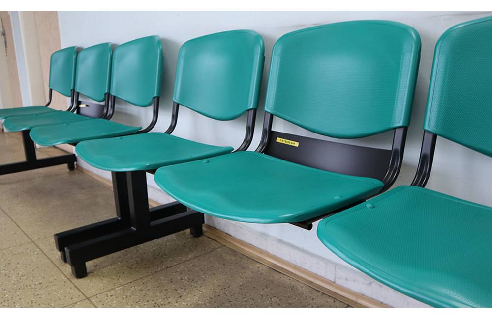 V žilinskej nemocnici vymieňajú staré sedačky v čakárňach za nové, celkovo pôjde o 200 kusov