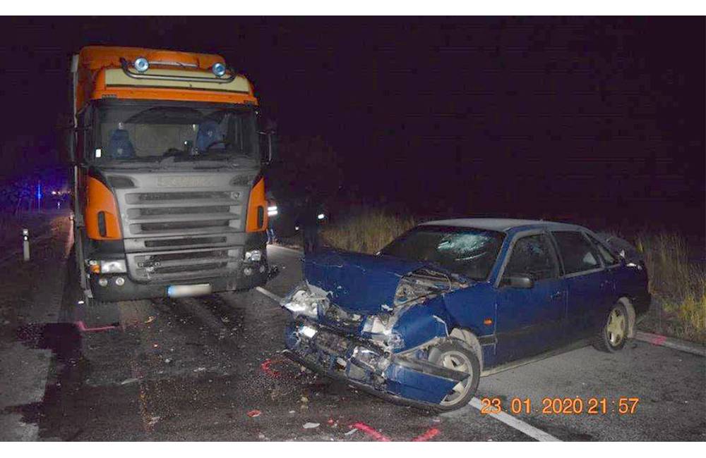 Pri čelnej zrážke auta s kamiónom vyhasol život 65-ročného muža, polícia apeluje na všetkých vodičov