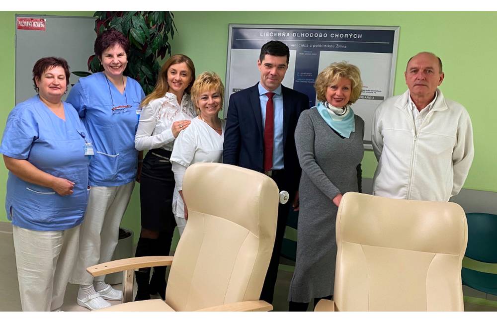 Zástupcovia Rotary Clubu Žilina International venovali nemocnici v Žiline dve polohovacie kreslá