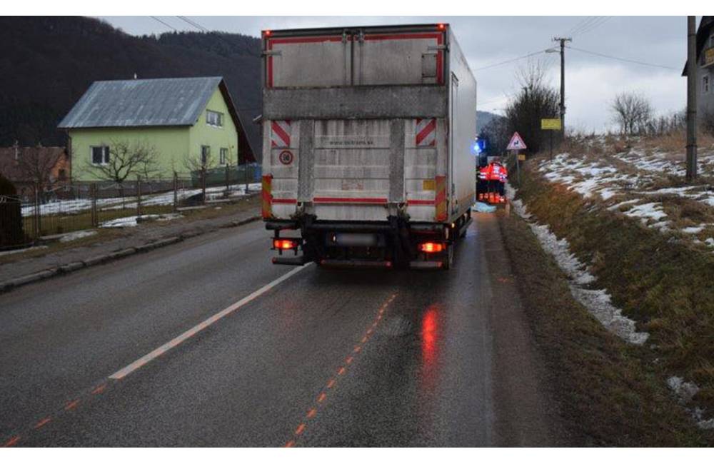Po zrážke s nákladným autom v obci Belá zomrela chodkyňa, polícia hľadá svedkov nehody