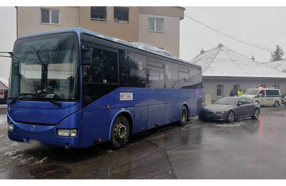 V obci Varín došlo k zrážke osobného auta s autobusom, u jedného vodiča zistili alkohol 2,29 promile