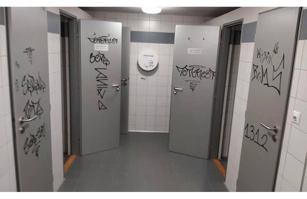 Na verejných toaletách pri Budatínskom hrade úradovali vandali, fixkami poškodili dvere aj obklady