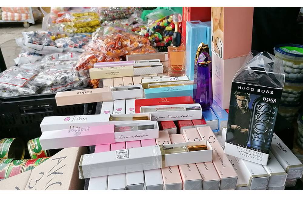 Študent z Poľska predával pri Žiline falzifikáty parfumov svetoznámych značiek, colníci ich zaistili