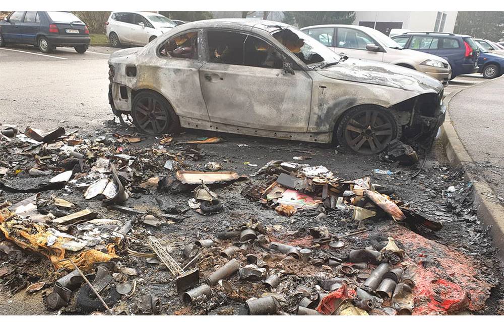 Neznámy páchateľ podpálil kontajnery na viacerých miestach na Solinkách, poškodil šesť áut