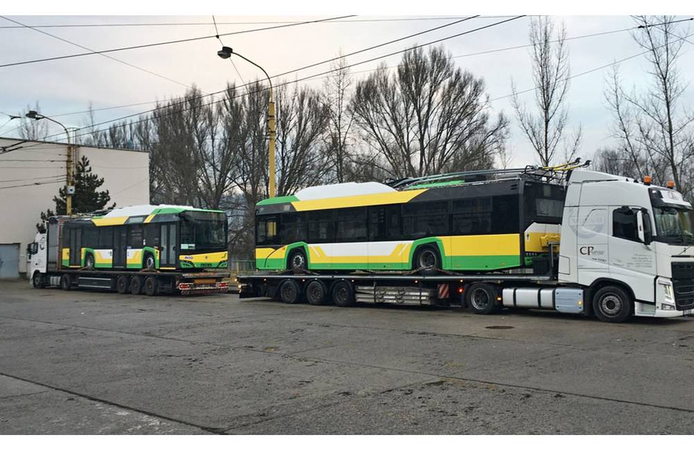 Do areálu Dopravného podniku mesta Žiliny dorazili dva nové trolejbusy s pomocným pohonom na batérie
