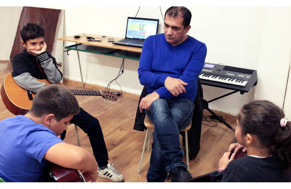 Ako hudobník pochodil Európu, dnes Emil učí hrať deti v komunitnom centre na Bratislavskej