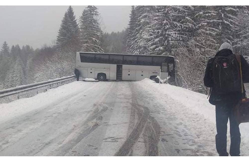 AKTUÁLNE: Kľak bude počas najbližších hodín neprejazdný, skrížený autobus blokuje celú cestu