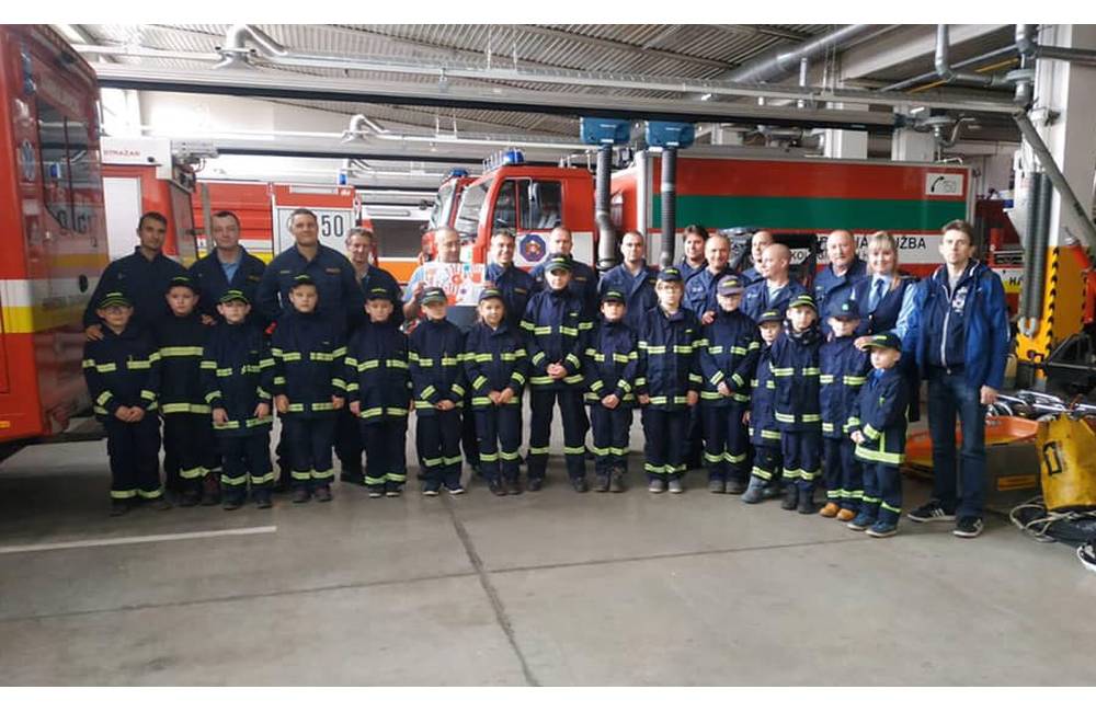 VIDEO: Malí hasiči zo Strečna navštívili hasičskú stanicu v Žiline, príslušníkom v službe zaspievali