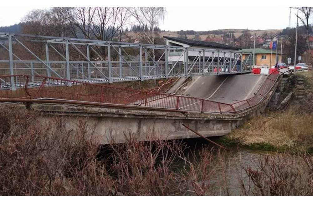 Most cez rieku Oravica v Trstenej zatvorili pre zlý stav na konci minulého roka, dnes sa zrútil