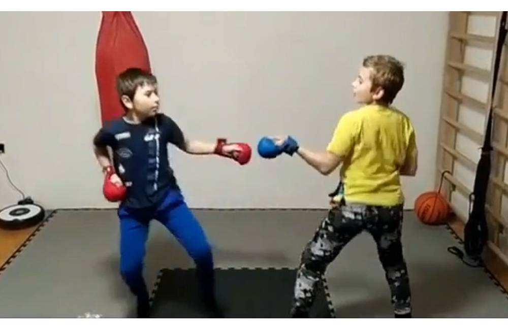 VIDEO: Mladých žilinských karatistov karanténa neodradila, milovníci športu poctivo trénujú doma