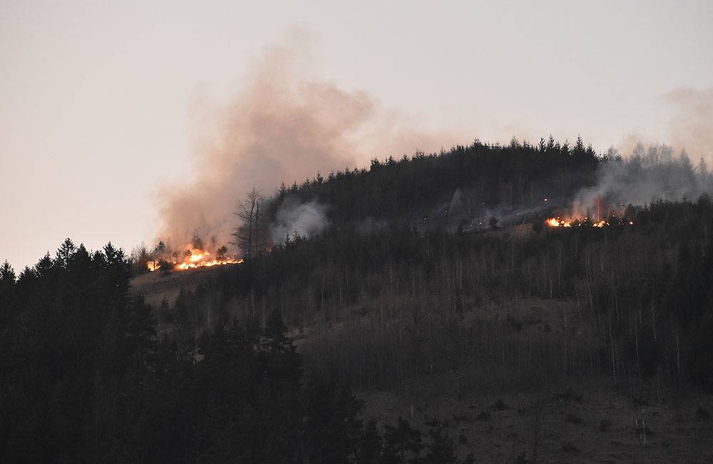 Foto: Pri požiari v Považskom Chlmci zasahovalo takmer 100 hasičov, hasenie trvalo viac než sedem hodín