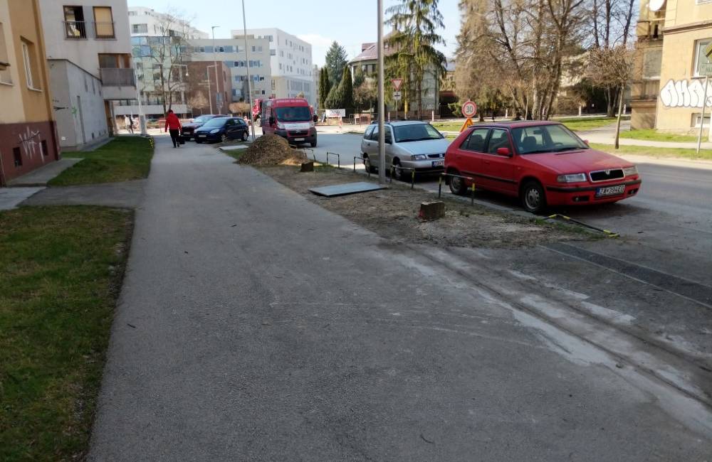 Foto: Rozšíreniu križovatky na Komenského ustúpila zeleň aj parkovacie miesta