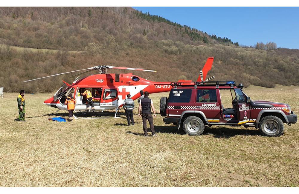 Horský záchranár prechádzal okolo miesta, kde došlo k vážnemu úrazu, zranenému ihneď poskytol pomoc