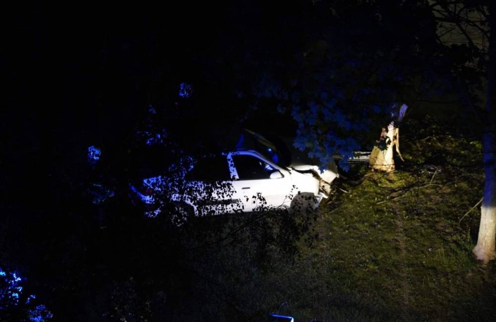 AKTUÁLNE: Na sídlisku Solinky malo dôjsť k policajnej naháňačke, auto pri nej narazilo do stromu