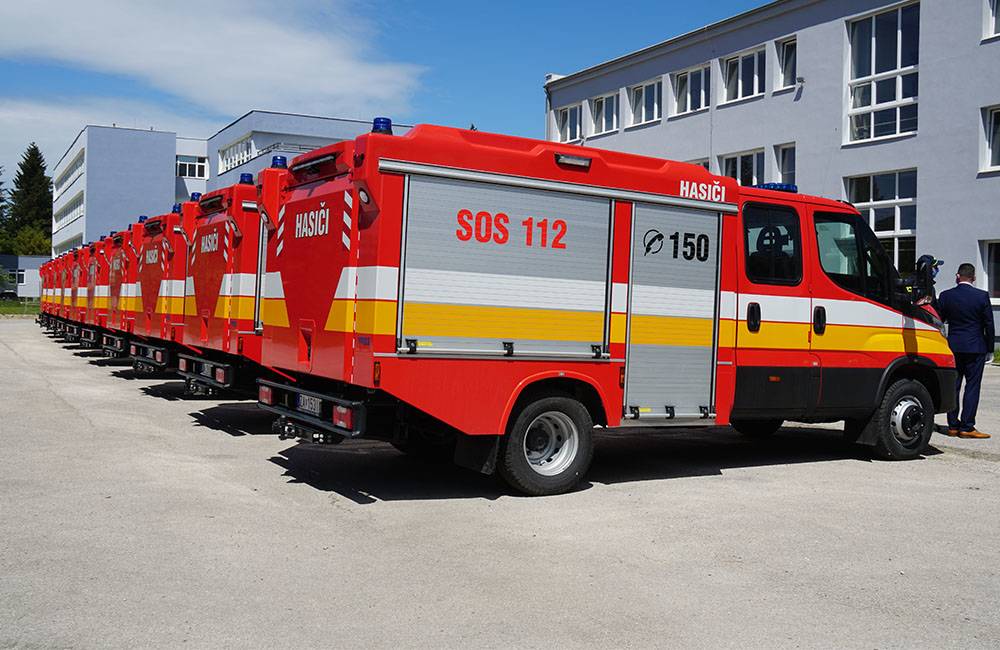 FOTO: Minister vnútra odovzdal v Žiline dobrovoľným hasičským zborom desať nových vozidiel