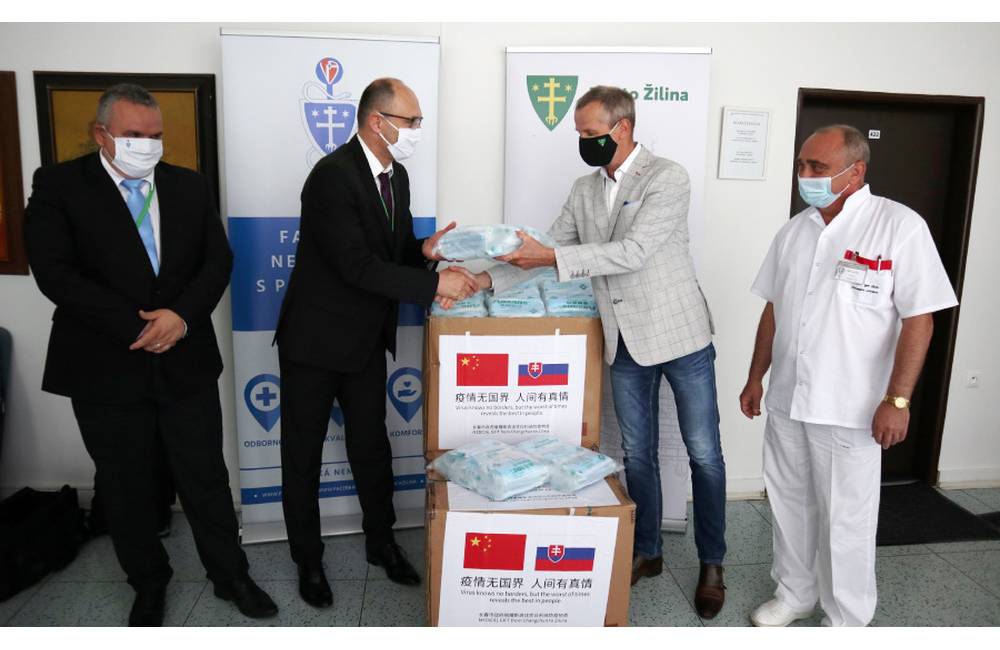 Tretinu darovaných rúšok od partnerského mesta Žiliny dnes odovzdali žilinskej nemocnici