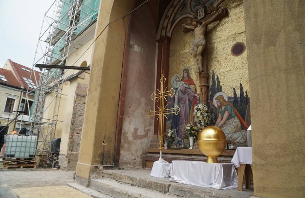 FOTO: Kríž z katedrály je zrekonštruovaný, dnes ho požehnal žilinský biskup