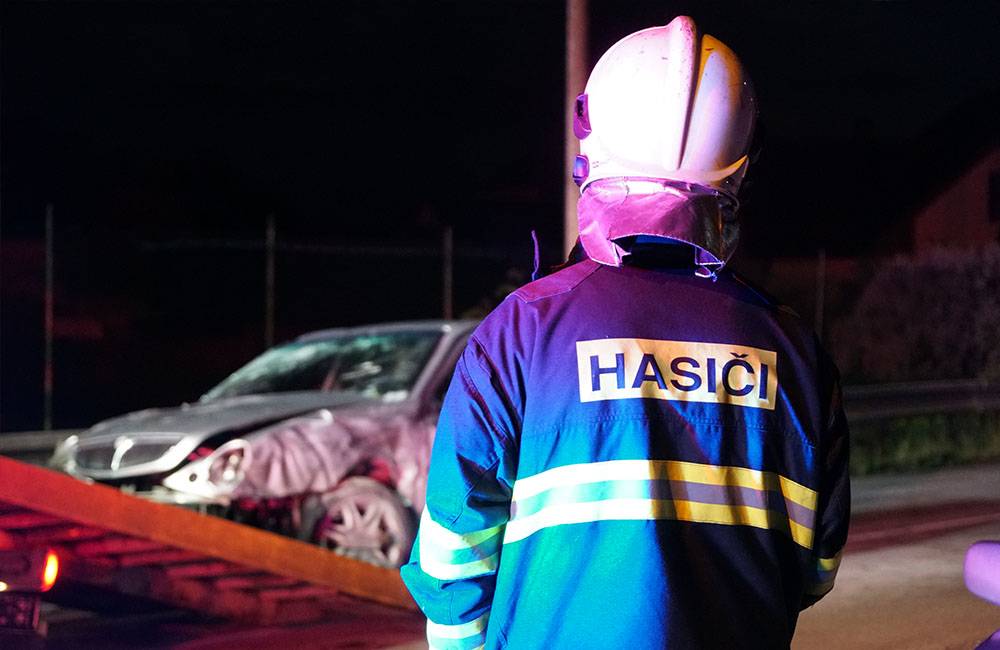 AKTUÁLNE: V trnovskom esíčku narazilo ďalšie osobné auto, posádku previezli do nemocnice