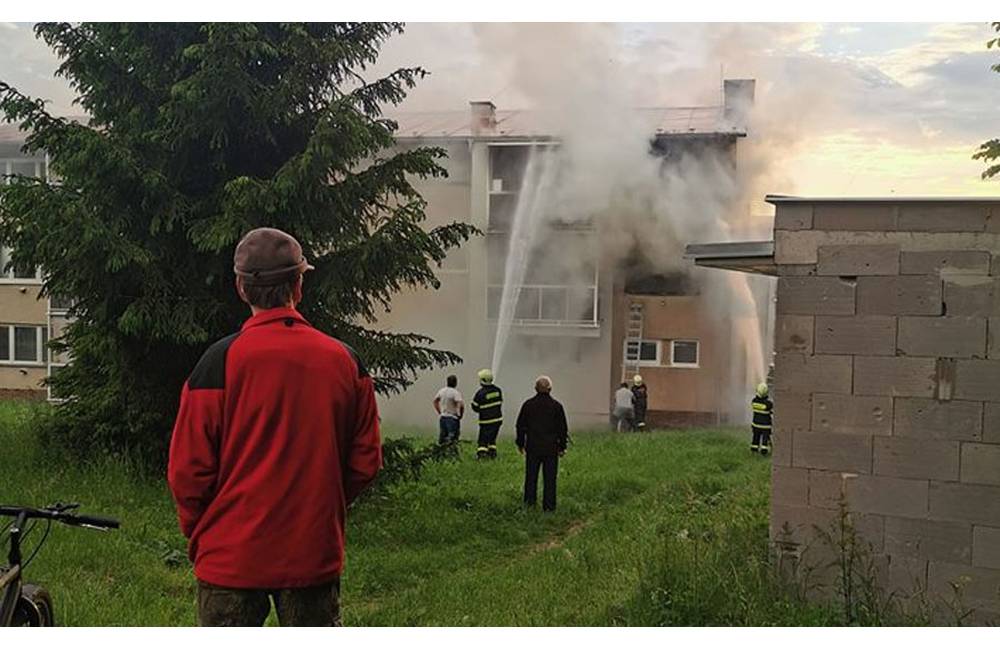AKTUÁLNE: V obci Krasňany došlo k požiaru bytovky, evakuovaných bolo desať osôb