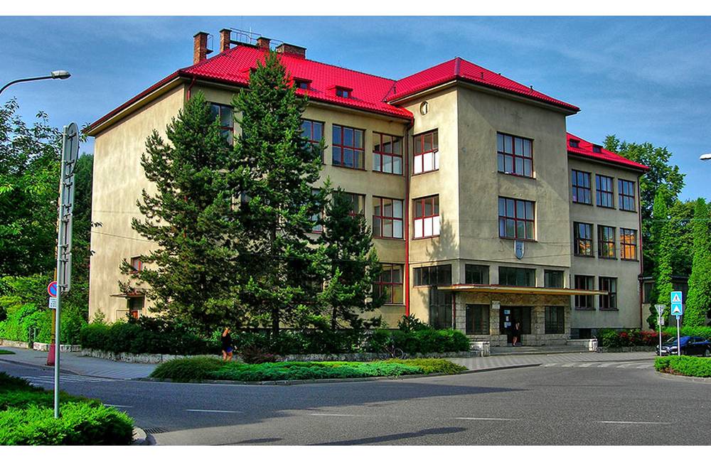 Na budove gymnázia v Ružomberku prebieha výmena okien a dverí za takmer 300-tisíc eur