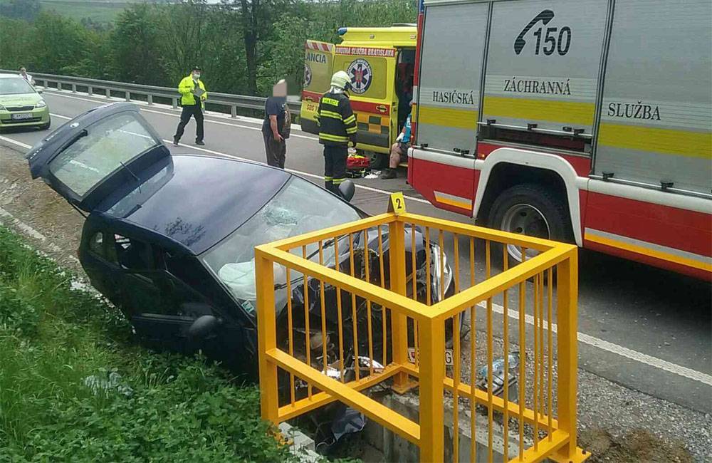 Leteckí záchranári zo Žiliny pomáhali zranenej žene na Kysuciach, auto tam narazilo do konštrukcie