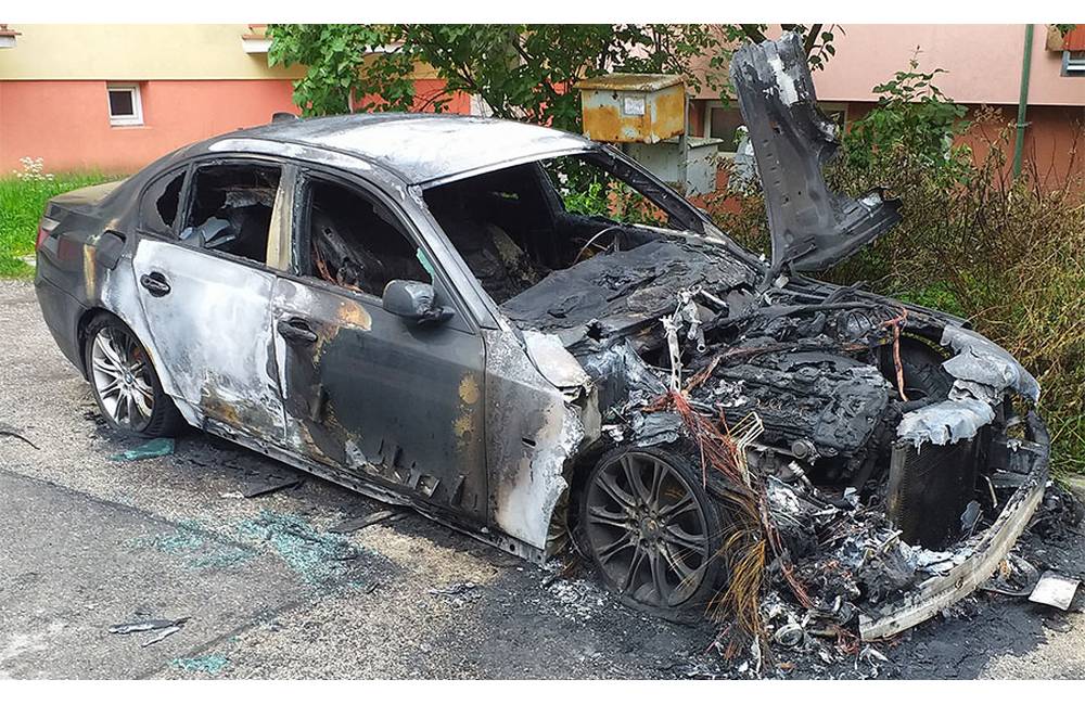 Neznámy páchateľ podpálil na sídlisku Vlčince osobné auto, spôsobil škodu za 7-tisíc eur