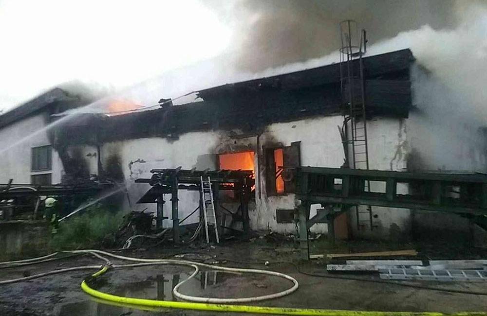 FOTO: V obci Oravský Podzámok horí výrobná hala, na mieste zasahuje viac než 50 hasičov