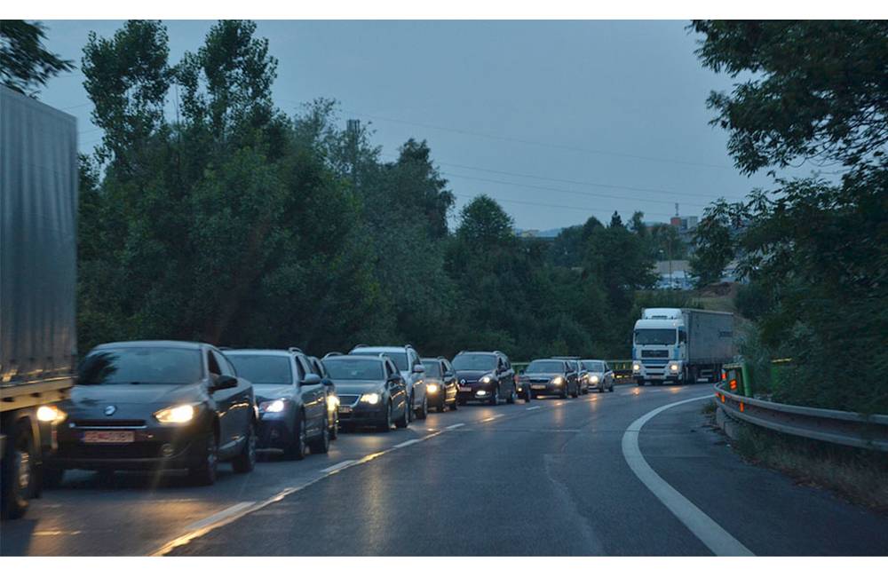 AKTUÁLNE: Pri odbočke na Stráňavy došlo k zrážke troch áut, začínajú sa tvoriť kolóny