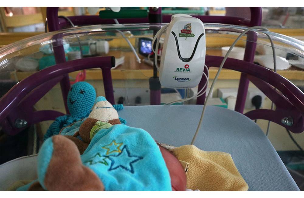 Žilinská nemocnica získala pre novorodenecké oddelenie 14 monitorov dychu a 208 balení plienok