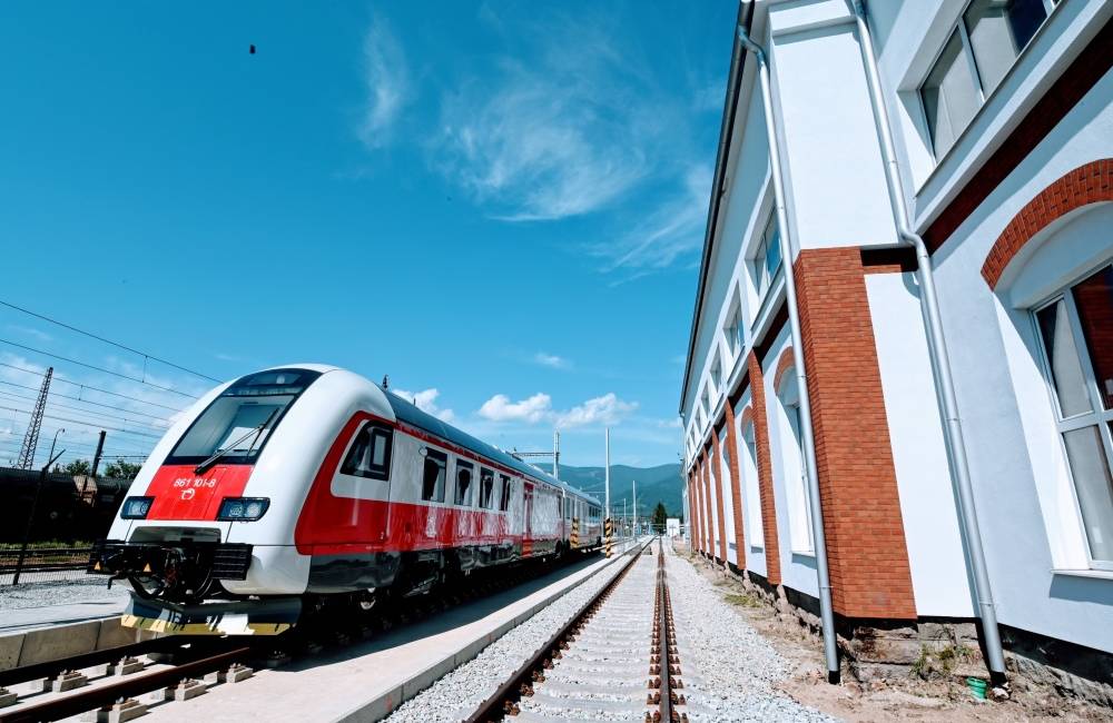 FOTO: Po železničných tratiach v Žilinskom kraji budú jazdiť nové vlaky a vozne 1. triedy