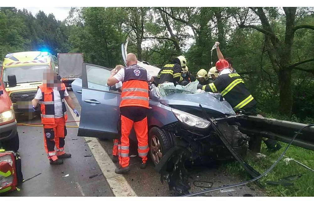 Foto: AKTUÁLNE: Na ceste prvej triedy pri Kysuckom Lieskovci došlo k zrážke kamióna s osobným autom