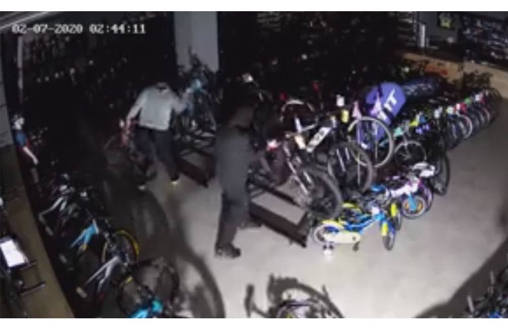 VIDEO: Z predajne v Žiline boli odcudzené 4 elektro-bicykle značky CUBE a Husqvarna