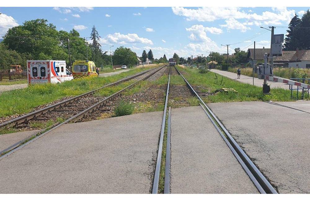 Na železničnom priecestí v Martine došlo k tragickej nehode, prechádzajúci vlak zachytil malé dieťa
