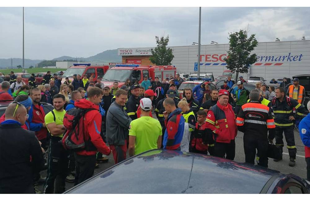 Desiatky hasičov, záchranárov a dobrovoľníkov už druhý deň pátrajú po nezvestnom mužovi z Varína