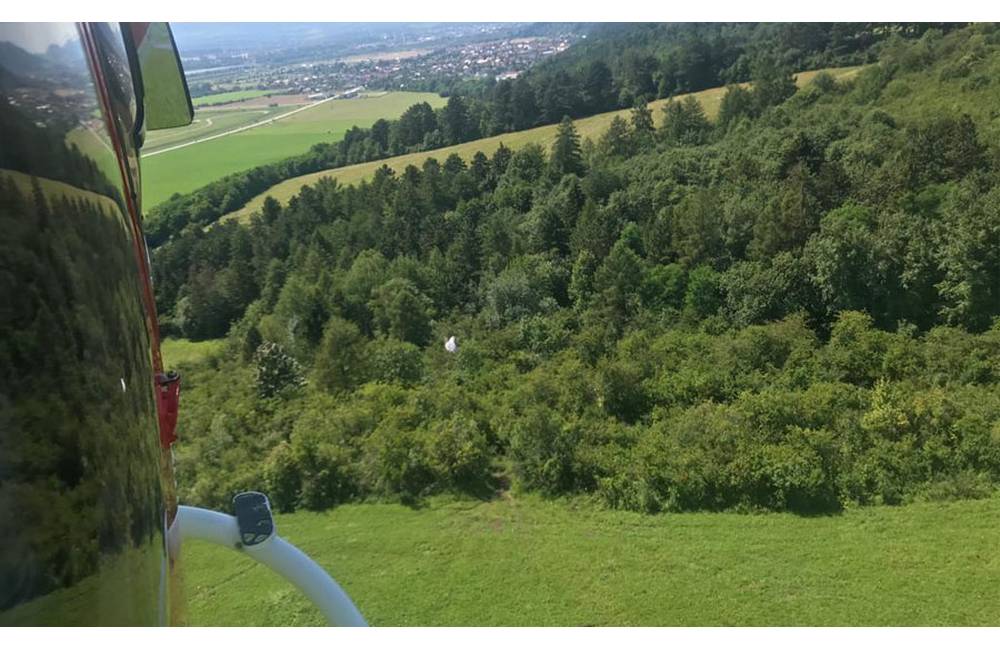 Leteckí záchranári pomáhali českému paraglajdistovi, ktorý spadol do lesa pri obci Nededza