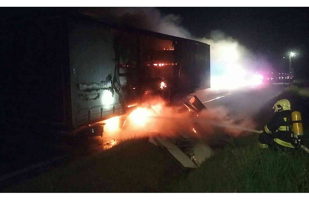 Foto: Na Kysuciach došlo v noci k požiaru nákladného auta, zasahovali hasiči z dvoch okresov